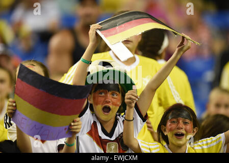 Montréal, Canada. 26 Juin, 2015. Partisan allemand brandissant des drapeaux avant la coupe du monde des femmes 2015 football match de quart de finale entre l'Allemagne et la France au Stade olympique à Montréal, Canada, 26 juin 2015. Photo : Carmen Jaspersen/dpa/Alamy Live News Banque D'Images