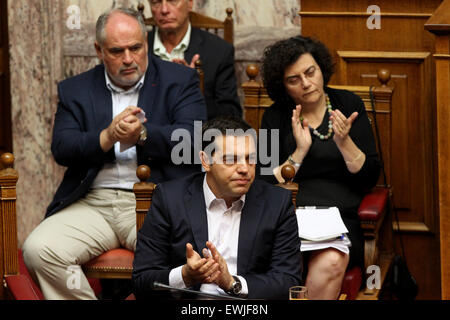 Athènes, Grèce. 27 Juin, 2015. Premier Ministre de la Grèce, Alexis Tsipras (avant) assiste à une session du Parlement européen à Athènes, Grèce, le 27 juin 2015. Le parlement de la Grèce a commencé le samedi midi un débat d'urgence sur l'appel surprise pour un 5 juillet référendum sur l'accord conclu sur la dette des créanciers internationaux mis sur la table dans une tentative pour éviter un défaut grec et possible Grexit dans les semaines à venir. Credit : Marios Lolos/Xinhua/Alamy Live News Banque D'Images