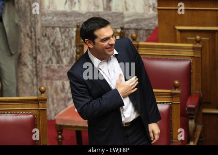 Athènes, Grèce. 27 Juin, 2015. Premier Ministre de la Grèce, Alexis Tsipras assiste à une session du Parlement européen à Athènes, Grèce, le 27 juin 2015. Le parlement de la Grèce a commencé le samedi midi un débat d'urgence sur l'appel surprise pour un 5 juillet référendum sur l'accord conclu sur la dette des créanciers internationaux mis sur la table dans une tentative pour éviter un défaut grec et possible Grexit dans les semaines à venir. Credit : Marios Lolos/Xinhua/Alamy Live News Banque D'Images