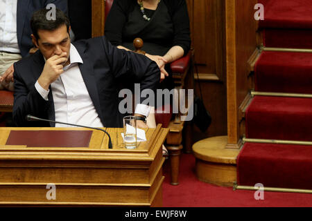 Athènes, Grèce. 27 Juin, 2015. Premier Ministre de la Grèce, Alexis Tsipras (avant) assiste à une session du Parlement européen à Athènes, Grèce, le 27 juin 2015. Le parlement de la Grèce a commencé le samedi midi un débat d'urgence sur l'appel surprise pour un 5 juillet référendum sur l'accord conclu sur la dette des créanciers internationaux mis sur la table dans une tentative pour éviter un défaut grec et possible Grexit dans les semaines à venir. Credit : Marios Lolos/Xinhua/Alamy Live News Banque D'Images