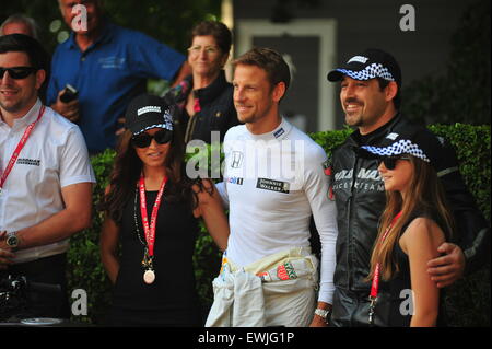 Goodwood, Chichester, Royaume-Uni. 26 juin 2015 Jenson Button se tient avec le Mad Max vélo à la Goodwood Festival of Speed. Le principal événement de l'automobile attire des milliers de personnes à la Goodwood House dans le Sussex, où des centaines de voitures modernes et historiques participent à un crédit : Hill Climb Jonny White/Alamy Live News Banque D'Images