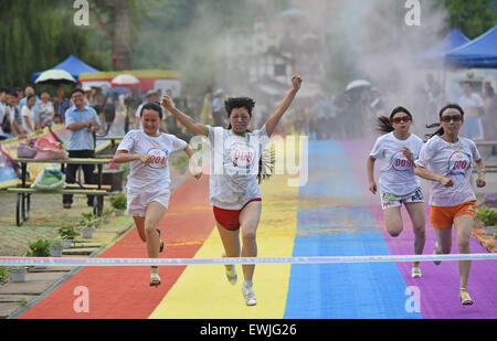 Chongqing, Chine. 27 Juin, 2015. Concurrent Nie Zhiqiu (2G), tout en participant à une course à haut talon à Chongqing, au sud-ouest de la Chine, le 27 juin 2015. Crédit : Chen Cheng/Xinhua/Alamy Live News Banque D'Images