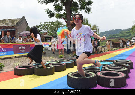 Chongqing, Chine. 27 Juin, 2015. Le port de talons hauts concurrents prendre part à un concours d'exécution à Chongqing, au sud-ouest de la Chine, le 27 juin 2015. La haute-talon course a eu lieu ici le samedi. Crédit : Chen Cheng/Xinhua/Alamy Live News Banque D'Images