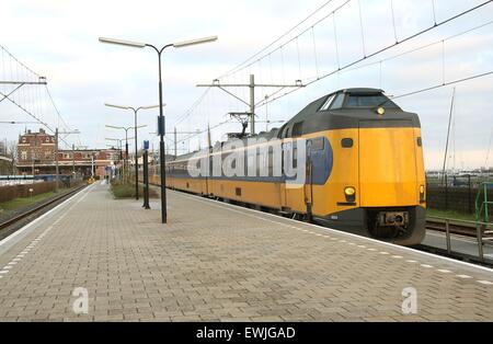 Le train attend sur la plateforme de la gare dans la ville d'Enkhuizen North Holland West-Frisria Pays-Bas NL 2014 Banque D'Images