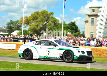 Goodwood, Chichester, Royaume-Uni. 26 juin 2015 Les pilotes de course, des célébrités et des milliers de membres du public assister à la Goodwood Festival of Speed. Le principal événement de l'automobile attire des milliers de personnes à la Goodwood House dans le Sussex, où des centaines de voitures modernes et historiques participent à un hill climb. Credit : Jonny White/Alamy Live News Banque D'Images