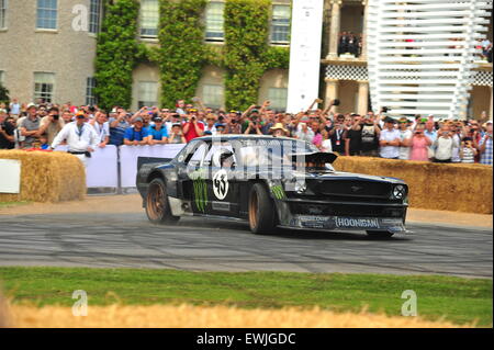 Goodwood, Chichester, Royaume-Uni. 26 juin 2015 Ken Block en prestation au Goodwood Festival of Speed dans sa coutume Ford Mustang. Le principal événement de l'automobile attire des milliers de personnes à la Goodwood House dans le Sussex, où des centaines de voitures modernes et historiques participent à un hill climb. Credit : Jonny White/Alamy Live News Banque D'Images