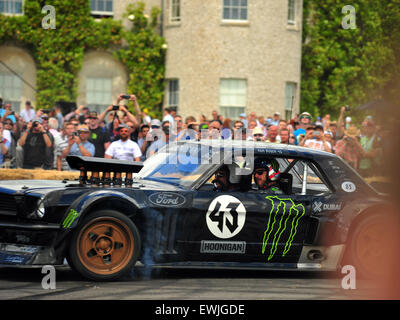 Goodwood, Chichester, Royaume-Uni. 26 juin 2015 Ken Block en prestation au Goodwood Festival of Speed dans sa coutume Ford Mustang. Le principal événement de l'automobile attire des milliers de personnes à la Goodwood House dans le Sussex, où des centaines de voitures modernes et historiques participent à un hill climb. Credit : Jonny White/Alamy Live News Banque D'Images