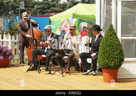 Nottingham, Royaume-Uni. 27 Juin, 2015. Aegon Nottingham Open de Tennis. Relations sérieuses in Big Band en cours sur finale jour Crédit : Action Plus Sport/Alamy Live News Banque D'Images