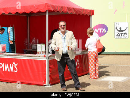 Nottingham, Royaume-Uni. 27 Juin, 2015. Aegon Nottingham Open de Tennis. Premiers clients de Pimms au soleil sur finale jour Crédit : Action Plus Sport/Alamy Live News Banque D'Images