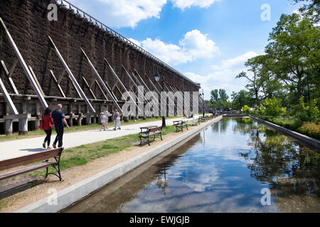 Visiteurs marchant à côté l'un des tours de l'obtention du diplôme dans les salines - Ciechocinek Ciechocinek, Pologne Banque D'Images