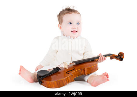 Funny little baby girl Playing with a big violon sur fond blanc Banque D'Images