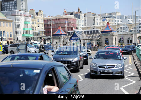 Brighton, Royaume-Uni.. - Embouteillages sur le front de mer de Brighton alors que les foules affluent vers la plage par temps chaud crédit : Simon Dack / Alamy Live News Banque D'Images