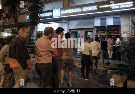 Athènes, Grèce. 27 Juin, 2015. Les gens à la file d'un distributeur automatique d'une banque à Athènes, Grèce, le 27 juin 2015. Le parlement de la Grèce a commencé le samedi midi un débat d'urgence sur l'appel surprise pour un 5 juillet référendum sur l'accord conclu sur la dette des créanciers internationaux mis sur la table dans une tentative pour éviter un défaut grec et possible Grexit dans les semaines à venir. © Marios Lolos/Xinhua/Alamy Live News Banque D'Images