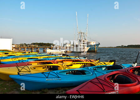 Kayaks sur le fluvial, Swansboro NC Banque D'Images