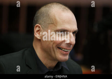 Bruxelles, Belgique. 27 Juin, 2015. Le ministre grec des Finances Yanis Varoufakis assiste à une réunion d'urgence des ministres des finances de la zone euro sur la situation de la Grèce à Bruxelles, Belgique, le 27 juin 2015. Credit : Ye Pingfan/Xinhua/Alamy Live News Banque D'Images