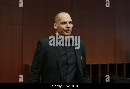 Bruxelles, Belgique. 27 Juin, 2015. Le ministre grec des Finances Yanis Varoufakis assiste à une réunion d'urgence des ministres des finances de la zone euro sur la situation de la Grèce à Bruxelles, Belgique, le 27 juin 2015. Credit : Ye Pingfan/Xinhua/Alamy Live News Banque D'Images