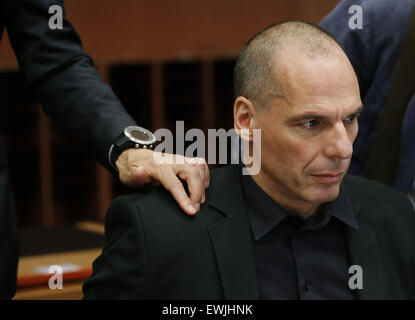 Bruxelles, Belgique. 27 Juin, 2015. Le ministre grec des Finances Yanis Varoufakis assiste à une réunion d'urgence des ministres des finances de la zone euro sur la situation de la Grèce à Bruxelles, Belgique, le 27 juin 2015. Credit : Ye Pingfan/Xinhua/Alamy Live News Banque D'Images