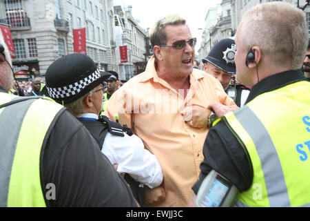 Londres, Royaume-Uni, le 27 juin 2015 - Un homme est pris au sol et menotté brièvement à la suite d'une échauffourée qui a mis au point à l'avant de la marche inLondon. Credit : Finn Nocher/Alamy Live News Banque D'Images