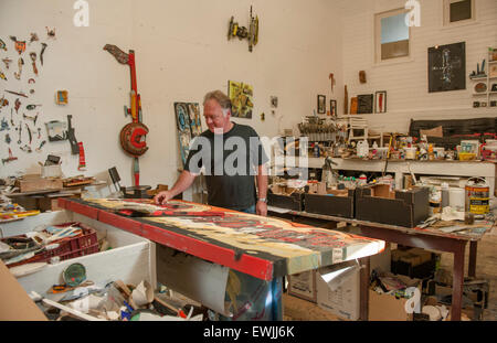 L'artiste français Patrick Chappert-Gaujal dans son studio à Leucate-La Franqui, France Banque D'Images