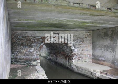 Un vieux pont sur le canal d'Oxford prolongé et renforcé avec du béton armé pour mener Aynho Road sur le canal Banque D'Images