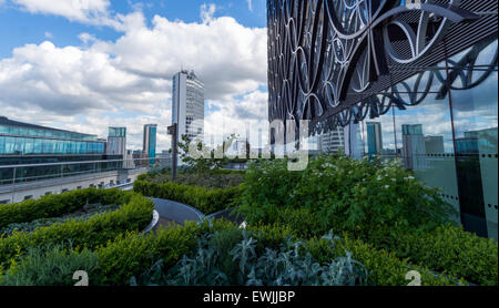 Jardin sur le toit et l'extérieur de la Bibliothèque de Birmingham avec son design en filigrane , un clin d'oeil à la ville, Quartier des bijoutiers. Banque D'Images