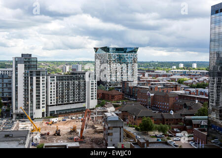 Vue depuis le jardin du toit de la Bibliothèque de Birmingham dans l'ensemble de la ville, montrant le Cube et d'autres développement. Banque D'Images