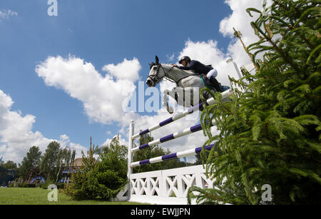 Hickstead, UK. 27 Juin, 2015. Alice WATSON [FRA] circonscription CITRON BILLY remporte le trophée Tom Hudson Derby sur la troisième journée de la réunion Derby Hickstead. Stephen Bartholomew/Stephen Bartholomew la photographie. Crédit : Stephen Bartholomew/Alamy Live News Banque D'Images