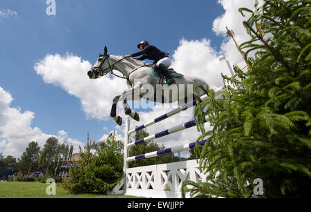 Hickstead, UK. 27 Juin, 2015. Alice WATSON [FRA] circonscription CITRON BILLY remporte le trophée Tom Hudson Derby sur la troisième journée de la réunion Derby Hickstead. Stephen Bartholomew/Stephen Bartholomew la photographie. Crédit : Stephen Bartholomew/Alamy Live News Banque D'Images