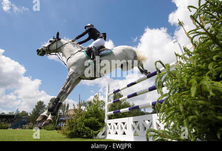 Hickstead, UK. 27 Juin, 2015. Alice WATSON [FRA] circonscription CITRON BILLY remporte le trophée Tom Hudson Derby sur la troisième journée de la réunion Derby Hickstead. Stephen Bartholomew/Stephen Bartholomew la photographie. Crédit : Stephen Bartholomew/Alamy Live News Banque D'Images