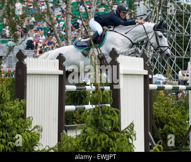 Hickstead, UK. 27 Juin, 2015. Alice WATSON [FRA] équitation BILLY LEMON efface le dernier clôture pour gagner la Tom Hudson Derby Trophy sur la troisième journée de la réunion Derby Hickstead. Stephen Bartholomew/Stephen Bartholomew la photographie. Crédit : Stephen Bartholomew/Alamy Live News Banque D'Images