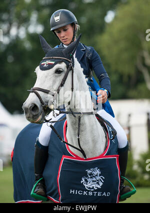 Hickstead, UK. 27 Juin, 2015. Alice WATSON [FRA] circonscription CITRON BILLY remporte le trophée Tom Hudson Derby sur la troisième journée de la réunion Derby Hickstead. Stephen Bartholomew/Stephen Bartholomew la photographie. Crédit : Stephen Bartholomew/Alamy Live News Banque D'Images