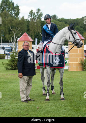 Hickstead, UK. 27 Juin, 2015. Alice WATSON [FRA] équitation BILLY CITRON est présenté avec le Tom Hudson Derby trophée en cours International Builder Bob Ellis sur la troisième journée de la réunion Derby Hickstead. Stephen Bartholomew/Stephen Bartholomew la photographie. Crédit : Stephen Bartholomew/Alamy Live News Banque D'Images