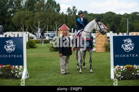 Hickstead, UK. 27 Juin, 2015. Alice WATSON [FRA] équitation BILLY CITRON est présenté avec le Tom Hudson Derby trophée en cours International Builder Bob Ellis sur la troisième journée de la réunion Derby Hickstead. Stephen Bartholomew/Stephen Bartholomew la photographie. Crédit : Stephen Bartholomew/Alamy Live News Banque D'Images