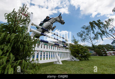 Hickstead, UK. 27 Juin, 2015. Alice WATSON [FRA] circonscription CITRON BILLY remporte le trophée Tom Hudson Derby sur la troisième journée de la réunion Derby Hickstead. Stephen Bartholomew/Stephen Bartholomew la photographie. Crédit : Stephen Bartholomew/Alamy Live News Banque D'Images