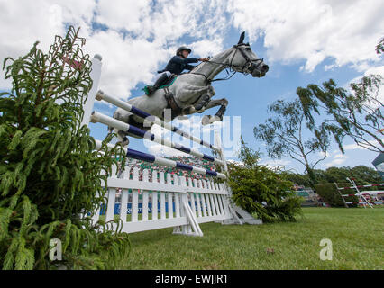 Hickstead, UK. 27 Juin, 2015. Alice WATSON [FRA] circonscription CITRON BILLY remporte le trophée Tom Hudson Derby sur la troisième journée de la réunion Derby Hickstead. Stephen Bartholomew/Stephen Bartholomew la photographie. Crédit : Stephen Bartholomew/Alamy Live News Banque D'Images