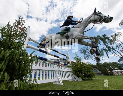 Hickstead, UK. 27 Juin, 2015. Alice WATSON [FRA] circonscription CITRON BILLY remporte le trophée Tom Hudson Derby sur la troisième journée de la réunion Derby Hickstead. Stephen Bartholomew/Stephen Bartholomew la photographie. Crédit : Stephen Bartholomew/Alamy Live News Banque D'Images