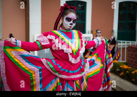 Une jeune fille mexicaine habillé pour célébrer la Fête des Morts au Mexique de vacances Banque D'Images