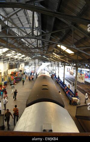 Un train en attente sur une plate-forme à la gare de Colombo fort au Sri Lanka Banque D'Images