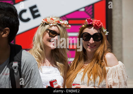 Londres, Royaume-Uni. 27 Juin, 2015. Se préparer pour la fierté de Londres Parade Crédit : © Keith Larby/Alamy Live News Banque D'Images