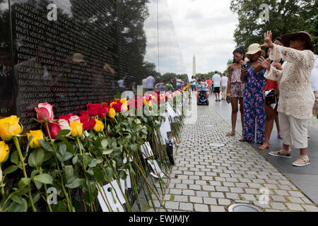 Roses sur la Vietnam Veterans Memorial wall pour la fête des pères - Washington, DC USA Banque D'Images
