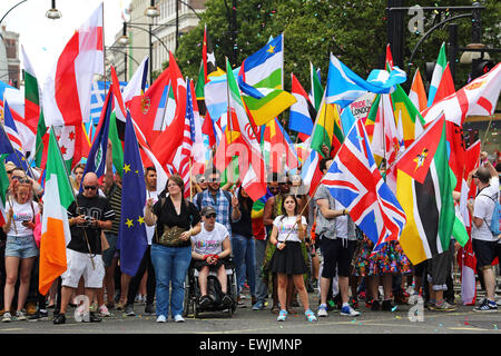 Londres, Royaume-Uni. 27 juin 2015. Drapeaux à l'avant de la parade où un suspect arrêté les manifestants, une bombe et d'un drapeau la Pride Parade à Londres Crédit : Paul Brown/Alamy Live News Banque D'Images