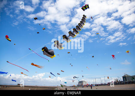 Morecambe, Lancashire, Royaume-Uni, 27 juin 2015. Venez assister au festival Wind Kite, un festival annuel sur le front de mer de Morecambe, lorsque pour toute la journée, le ciel est rempli des formes, des couleurs et des créations les plus spectaculaires. Les cerfs-volants à une seule ligne de toutes sortes et de toutes tailles, y compris un massif de 30 mètres de long coussins gonflables de vol. Banque D'Images