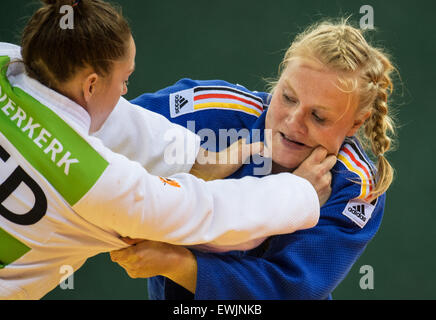 Baku, Azerbaïdjan. 27 Juin, 2015. L'Allemagne Luise Malzahn (bleu) est en concurrence pour la finale femmes -78kg avec Marhinde Verkehr des Pays-Bas à la Baku 2015 Jeux européens dans l'Arène Heydar Aliyev à Bakou, Azerbaïdjan, 27 juin 2015. Photo : Bernd Thissen/dpa/Alamy Live News Banque D'Images