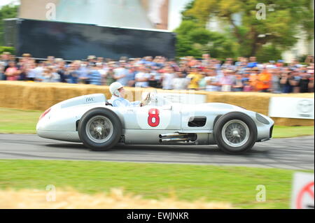 Goodwood, Chichester, Royaume-Uni. Samedi 26 Juin 2015 Stirling Moss conduit une Mercedes classique au Goodwood Festival of Speed. Le principal événement de l'automobile attire des milliers de personnes à la Goodwood House dans le Sussex, où des centaines de voitures modernes et historiques participent à un hill climb. Credit : Jonny White/Alamy Live News Banque D'Images