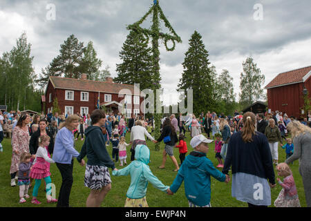 Maypole dance suédois. Banque D'Images