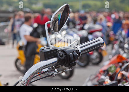 L'un des miroirs de l'aile et la main d'une moto garée à un rallye à vélo en UK Banque D'Images