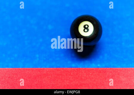 8 ball près de coussin sur table de billard Banque D'Images