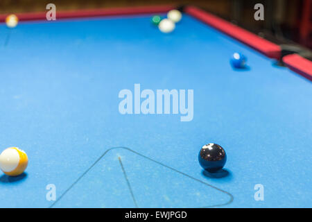 Boules sur une table de billard avec feutre bleu Banque D'Images