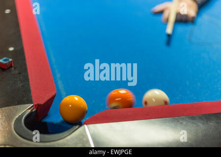 Ball près de Corner pocket d'une table de billard, de flou sur les balles Banque D'Images