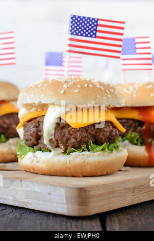 Close up au boeuf mini burger de boeuf avec le drapeau américain sur le dessus, selective focus Banque D'Images